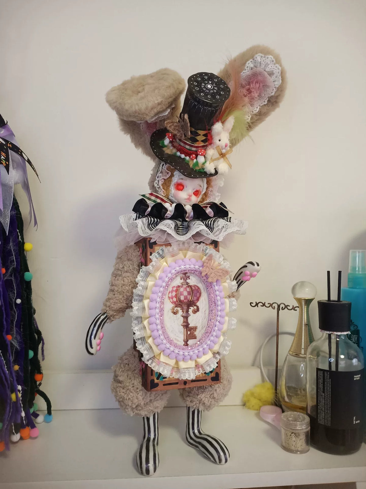 Viktoriansk kaninfigur med förvaringslåda i trä