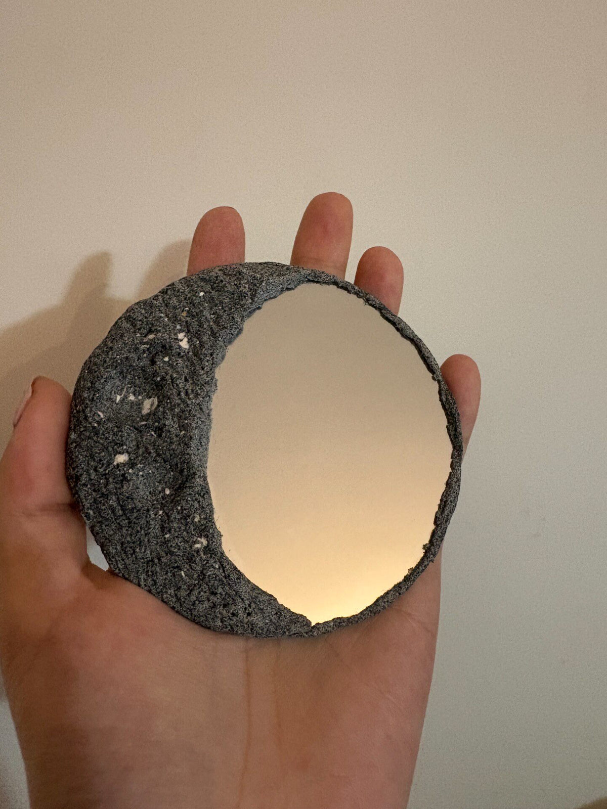 Miroir à main lune de croissant texturé
