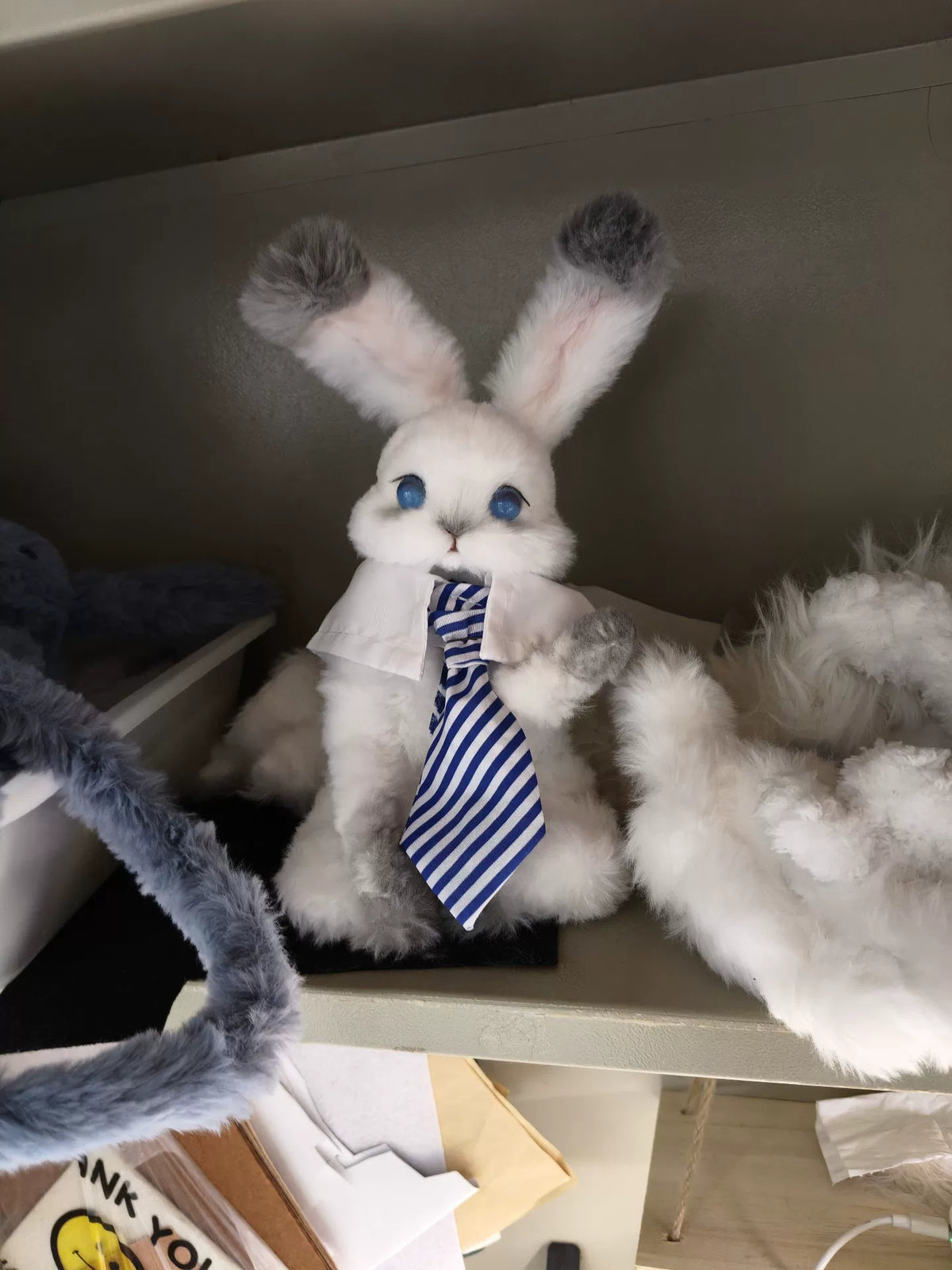 Handgefertigte weiße Plüsch-Hasen-Butler-Figur