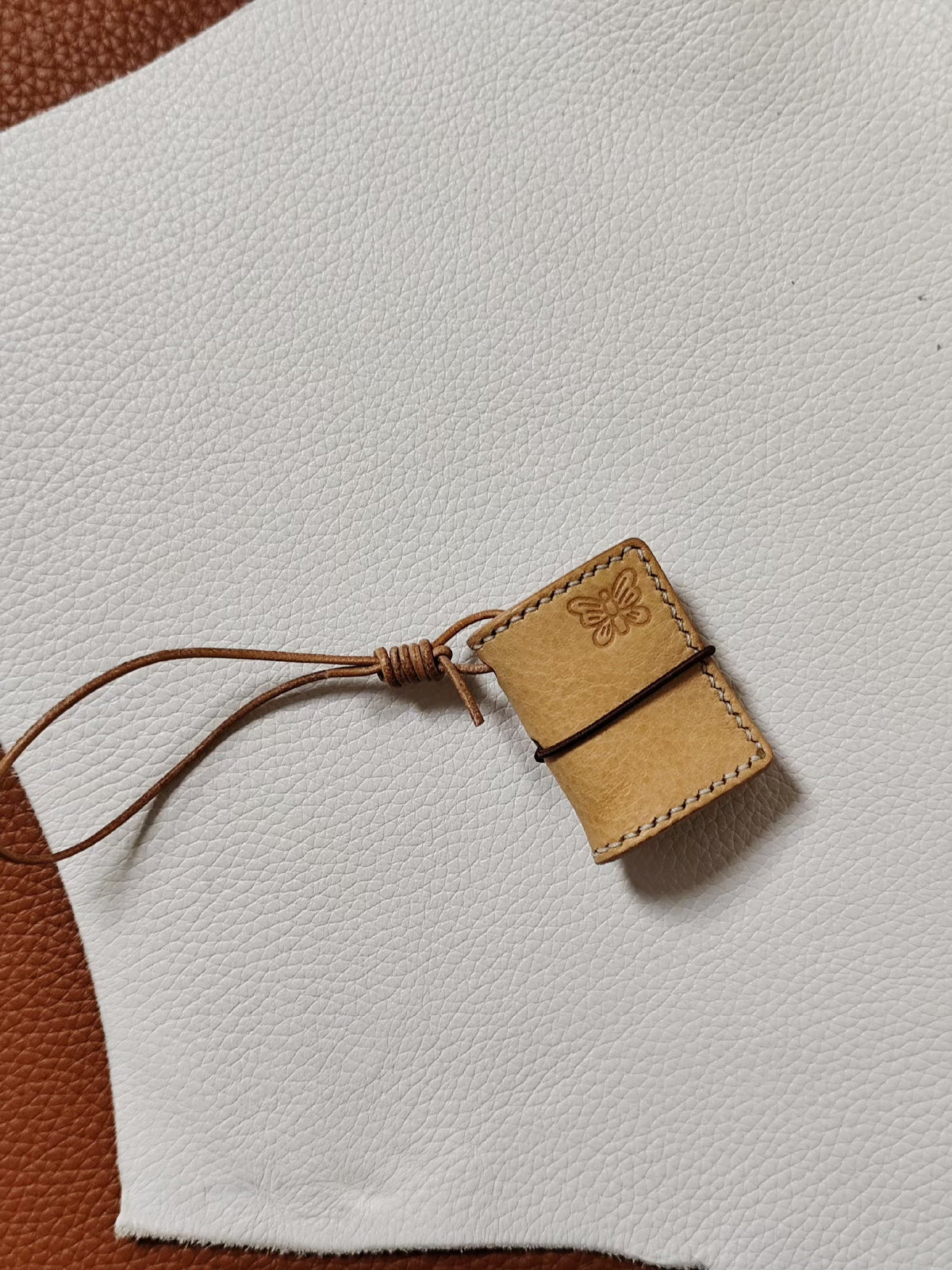 Charm per taccuino in pelle con stampa a farfalla
