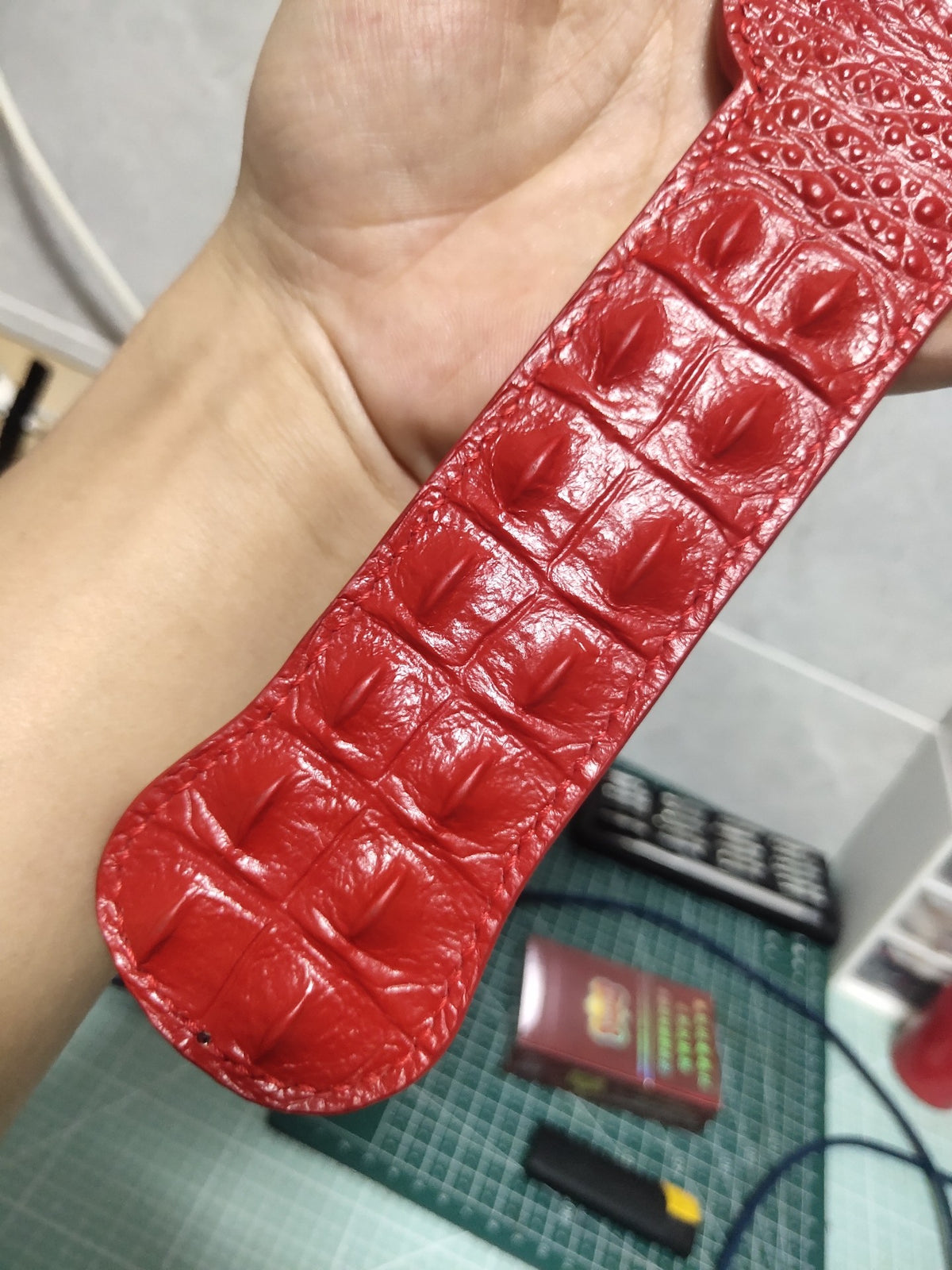 Red Cowhide Cat Paw Crocodile Pattern Paddle