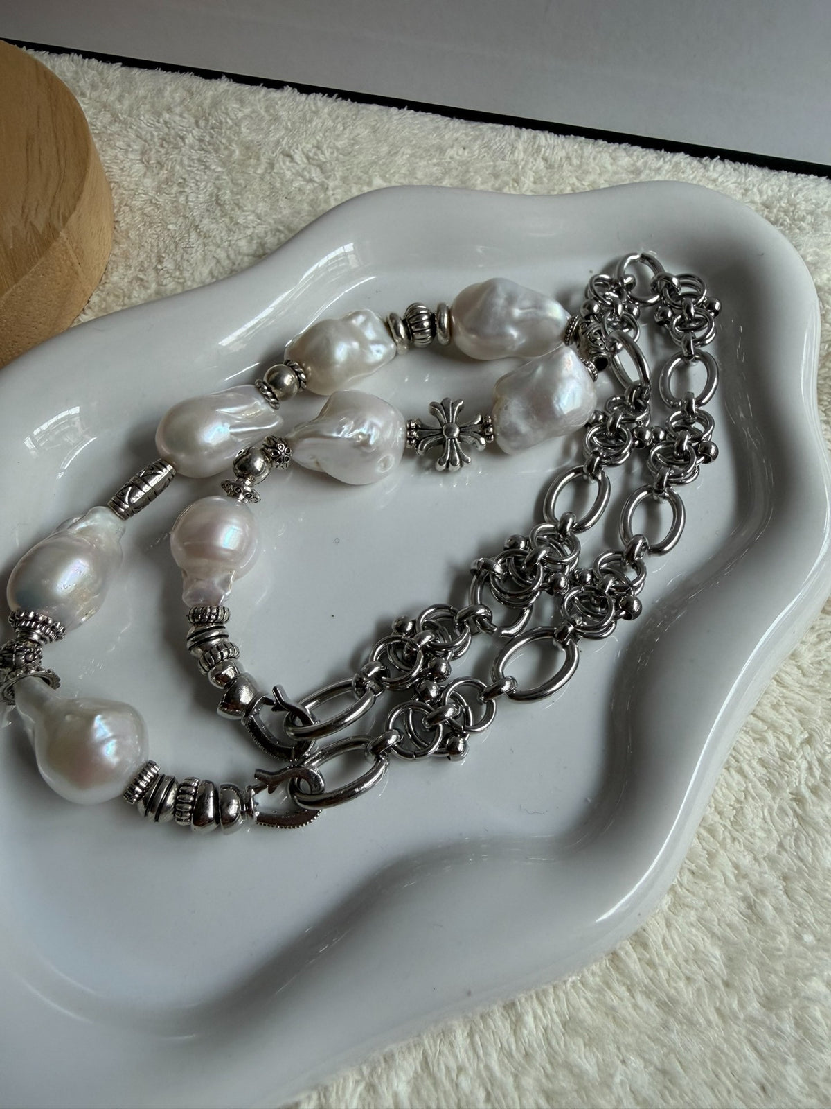 Collier asymétrique en perles d'eau douce et métal argenté