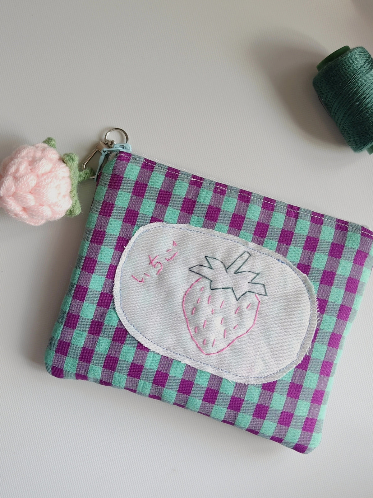 Porte-monnaie artisanal en tissu avec fraise brodée