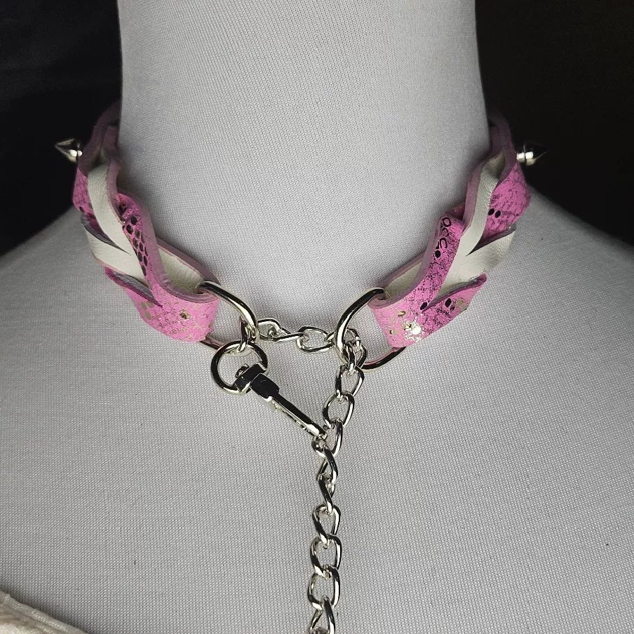 Choker Trançado de Couro Rosa e Padrão Cobra