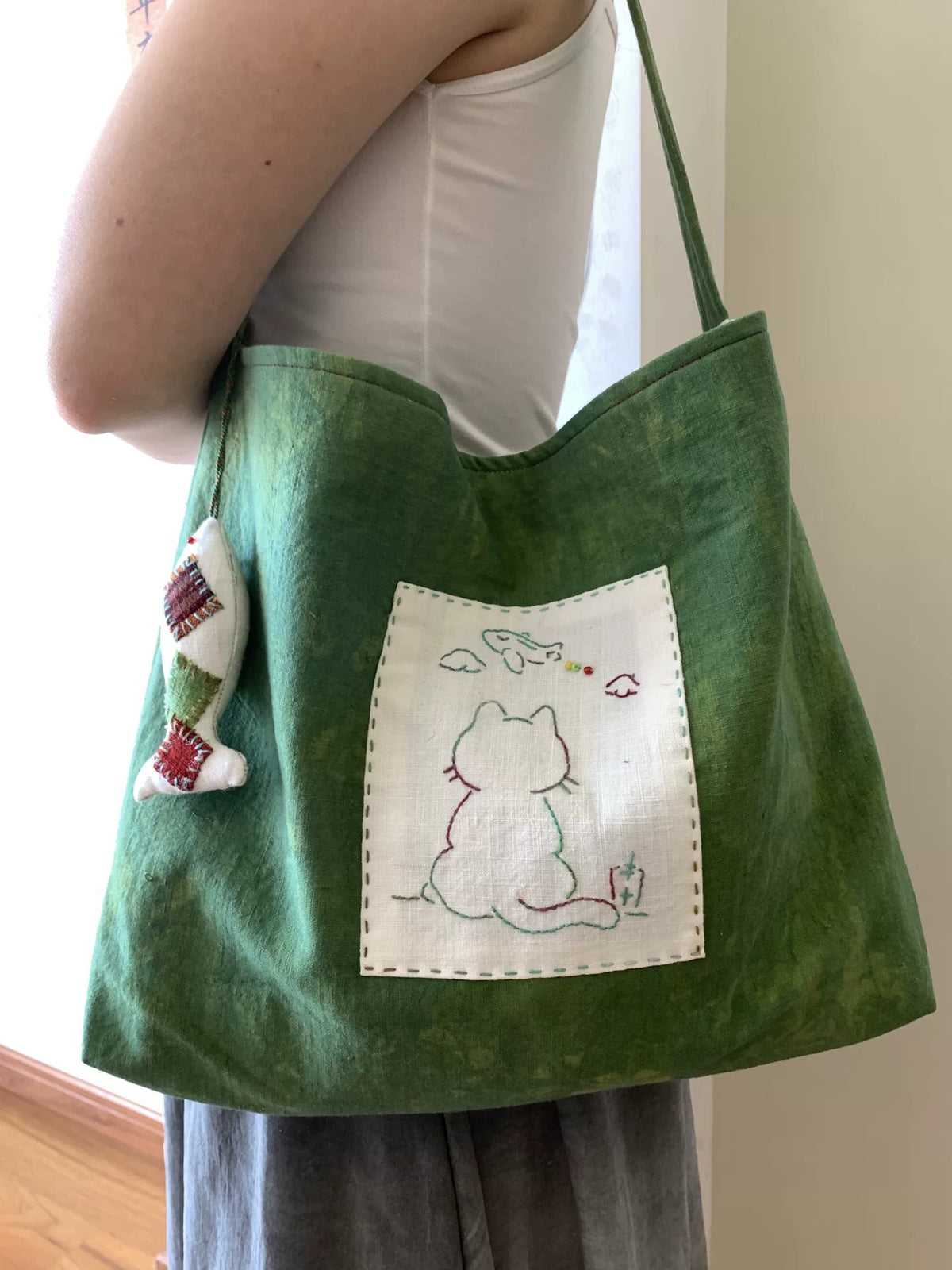 Handgefertigter Shopper aus pflanzlich gefärbter grüner Baumwolle mit Katzenmotiv