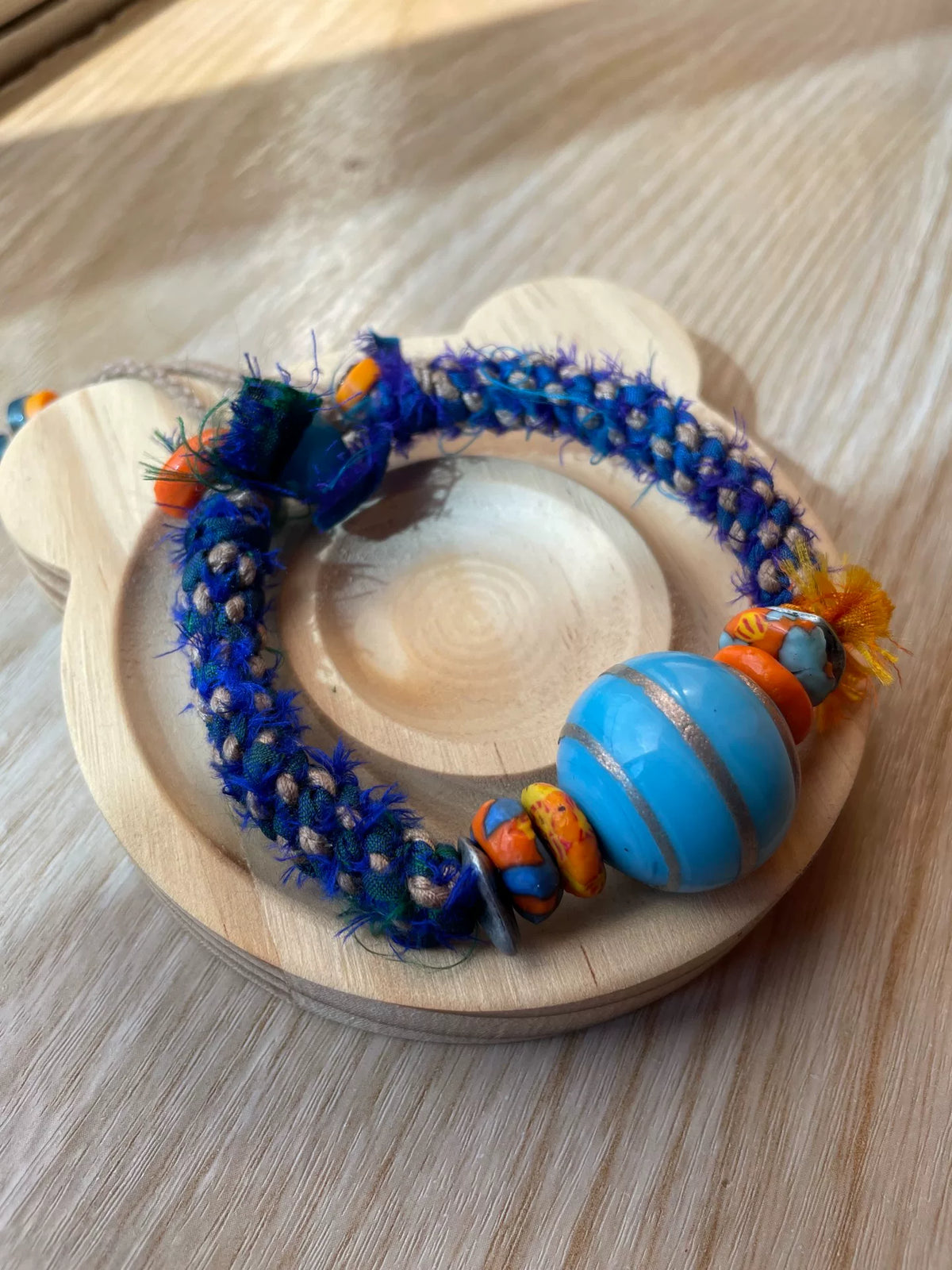 Handgjort justerbart armband med himmelblå glaspärla
