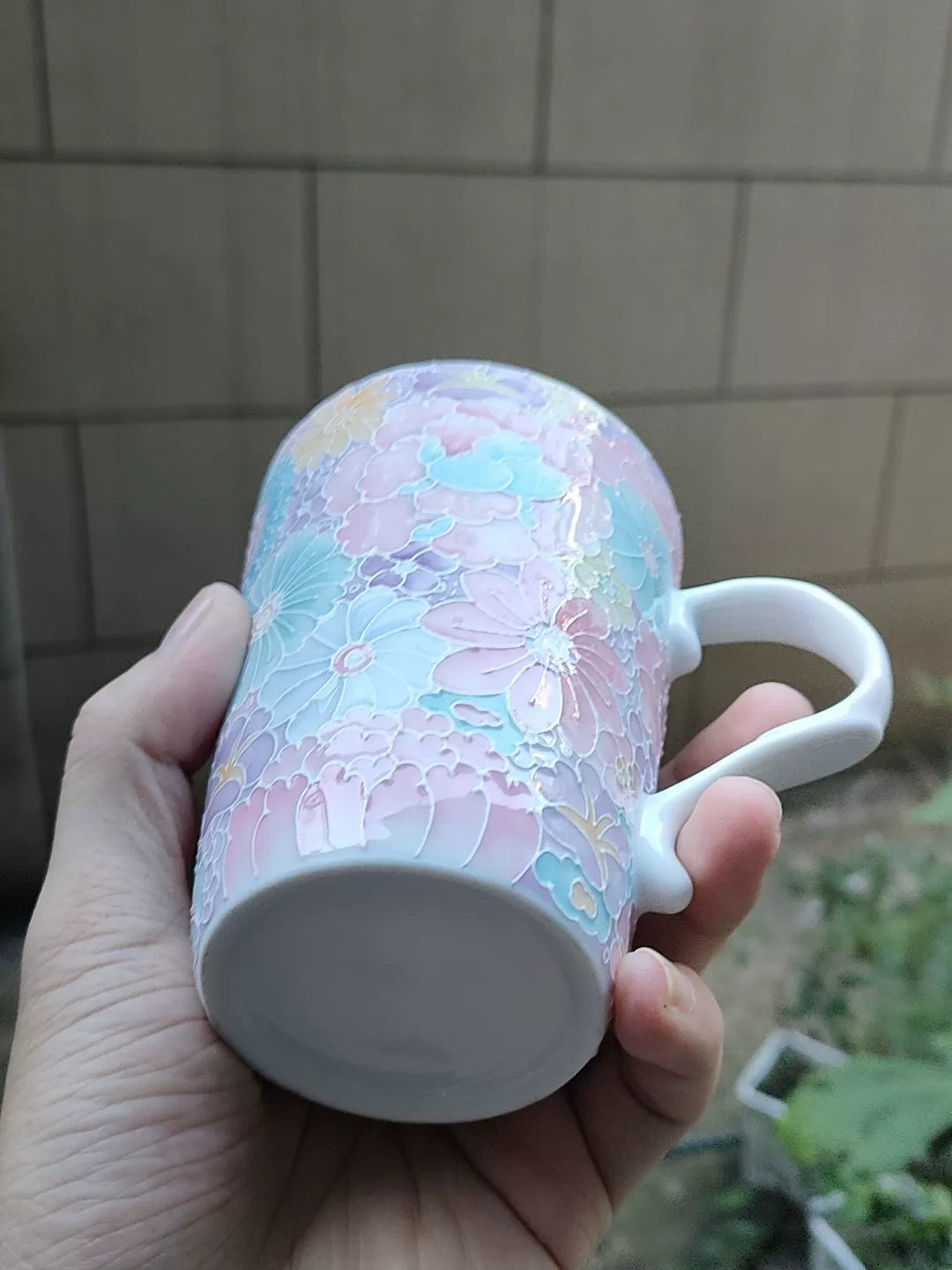 Keramiktasse mit floralem Blumenrelief