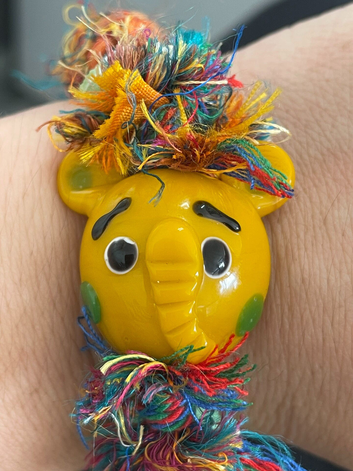 Bracelete de Cordão Trançado com Charm de Urso Amarelo