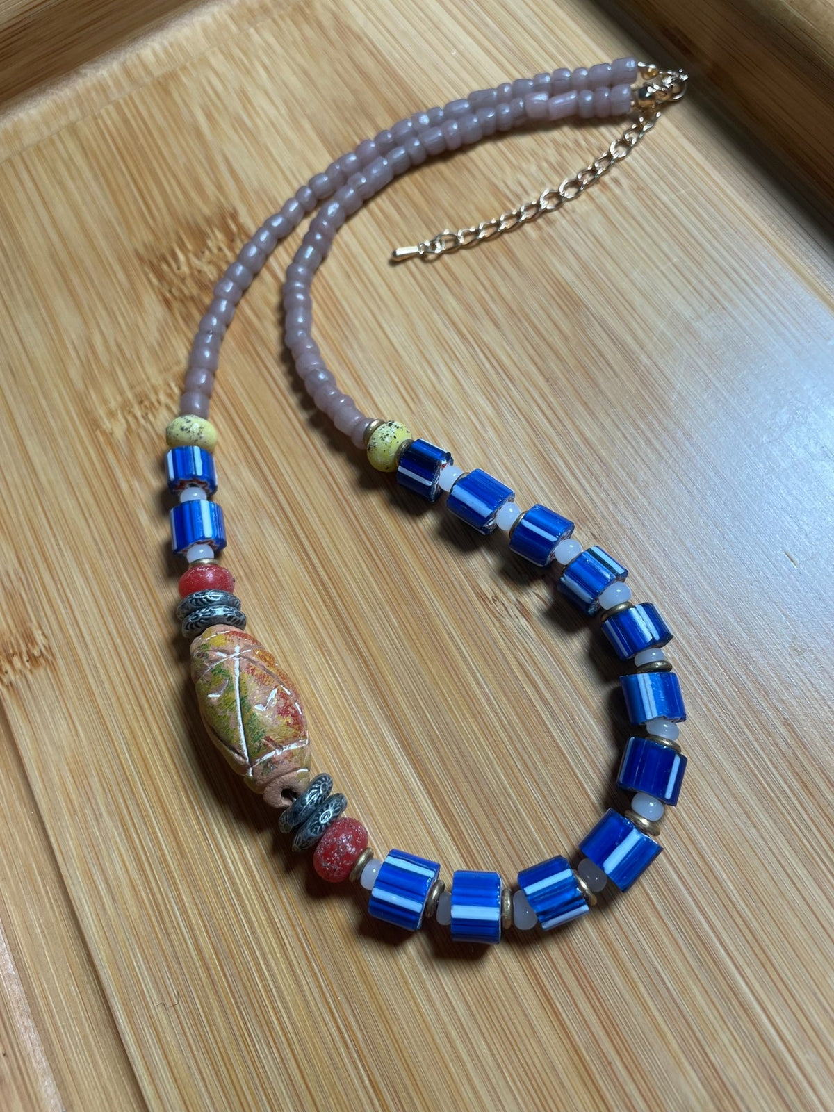 Glasperlenkette mit Ton-Mittelstück