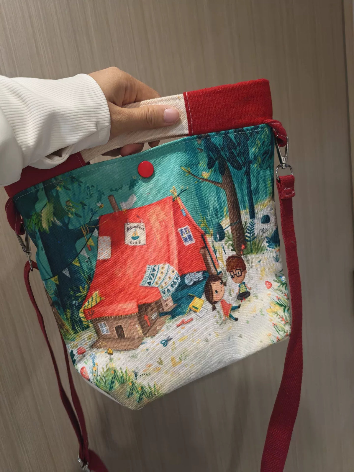 Axelväska i canvas med skogsmotiv
