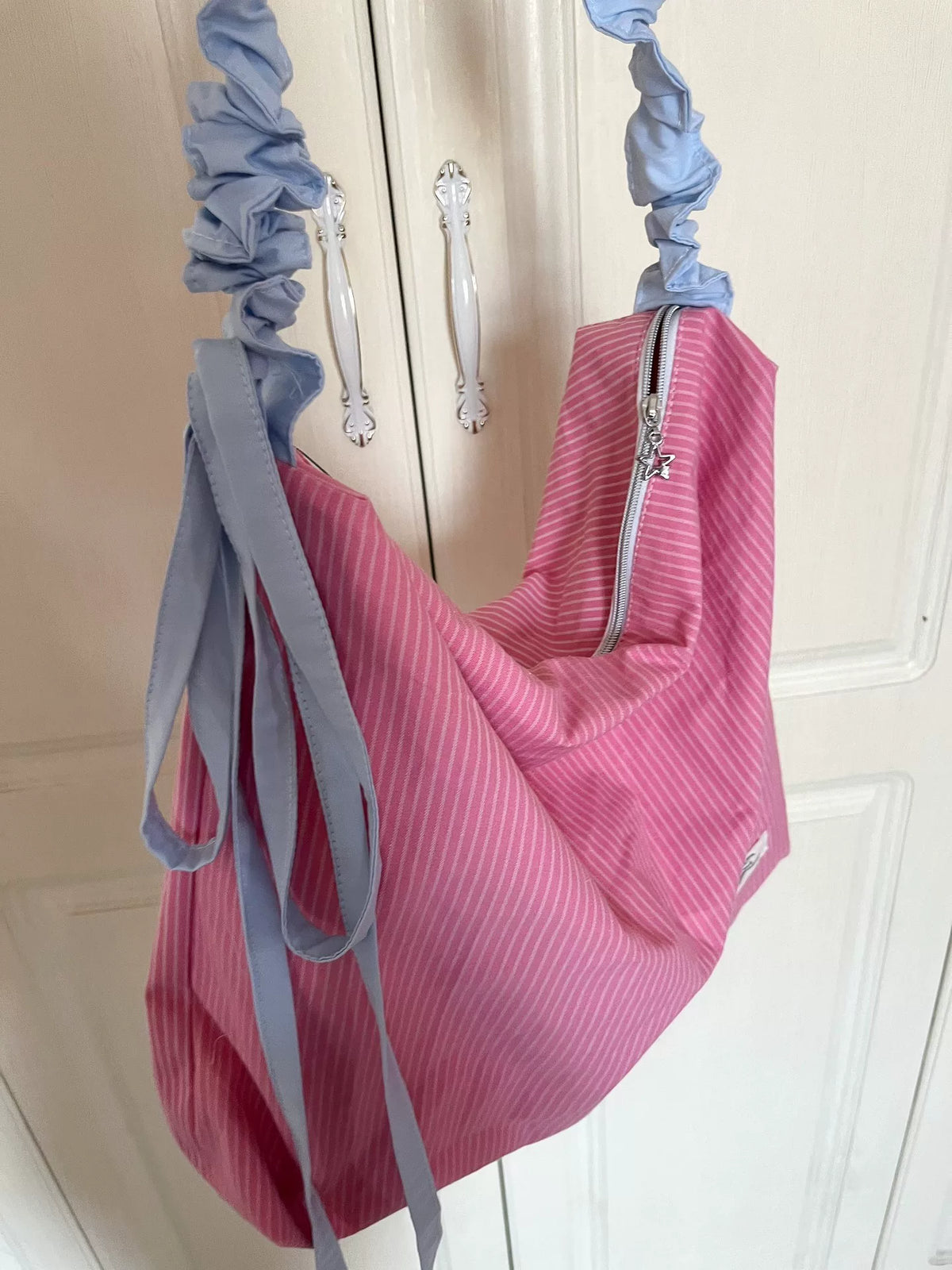 Handgjord rosa och blå crossbody- och axelväska
