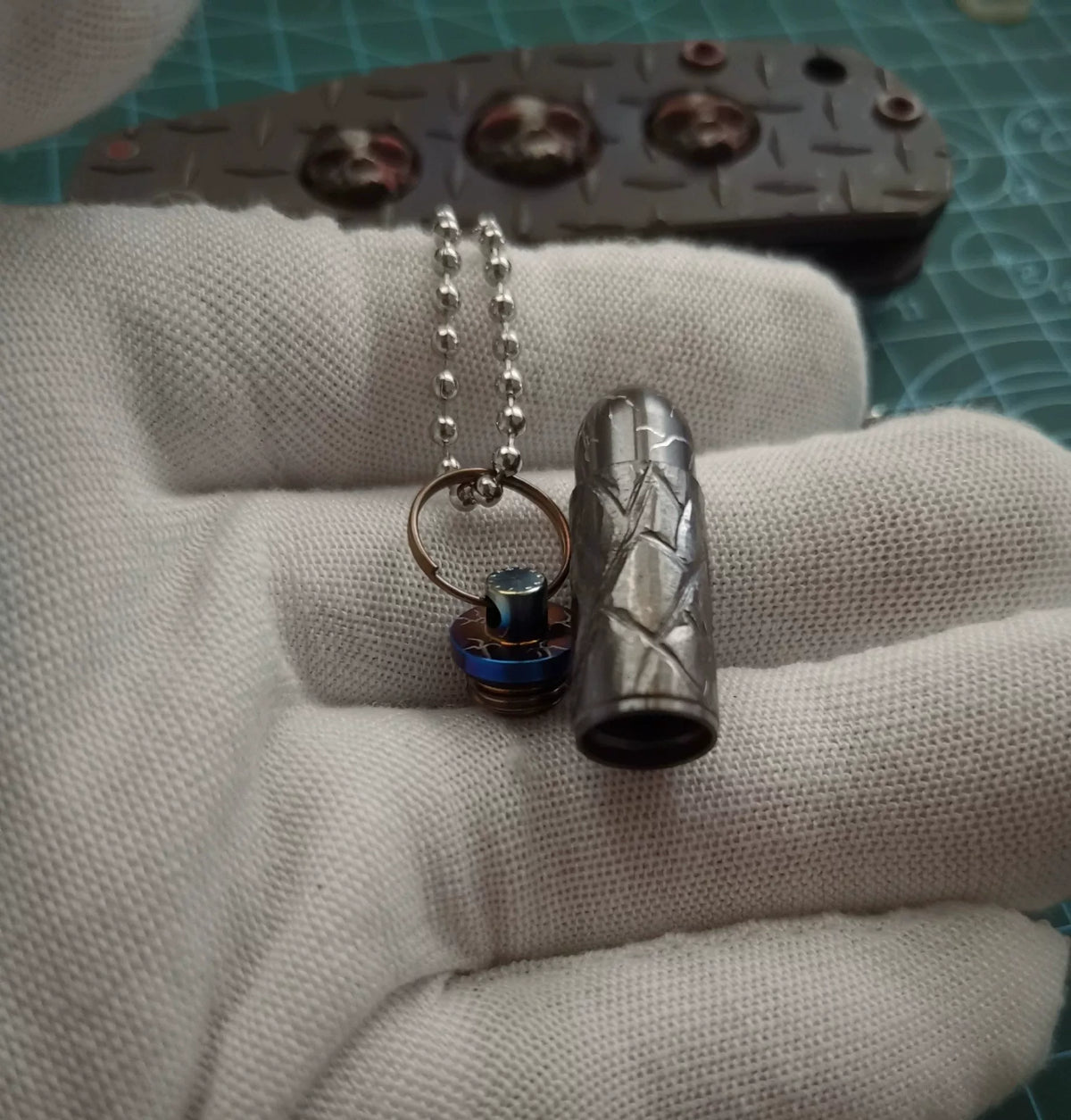 Collier pendentif balle en titane avec capuchon anodisé