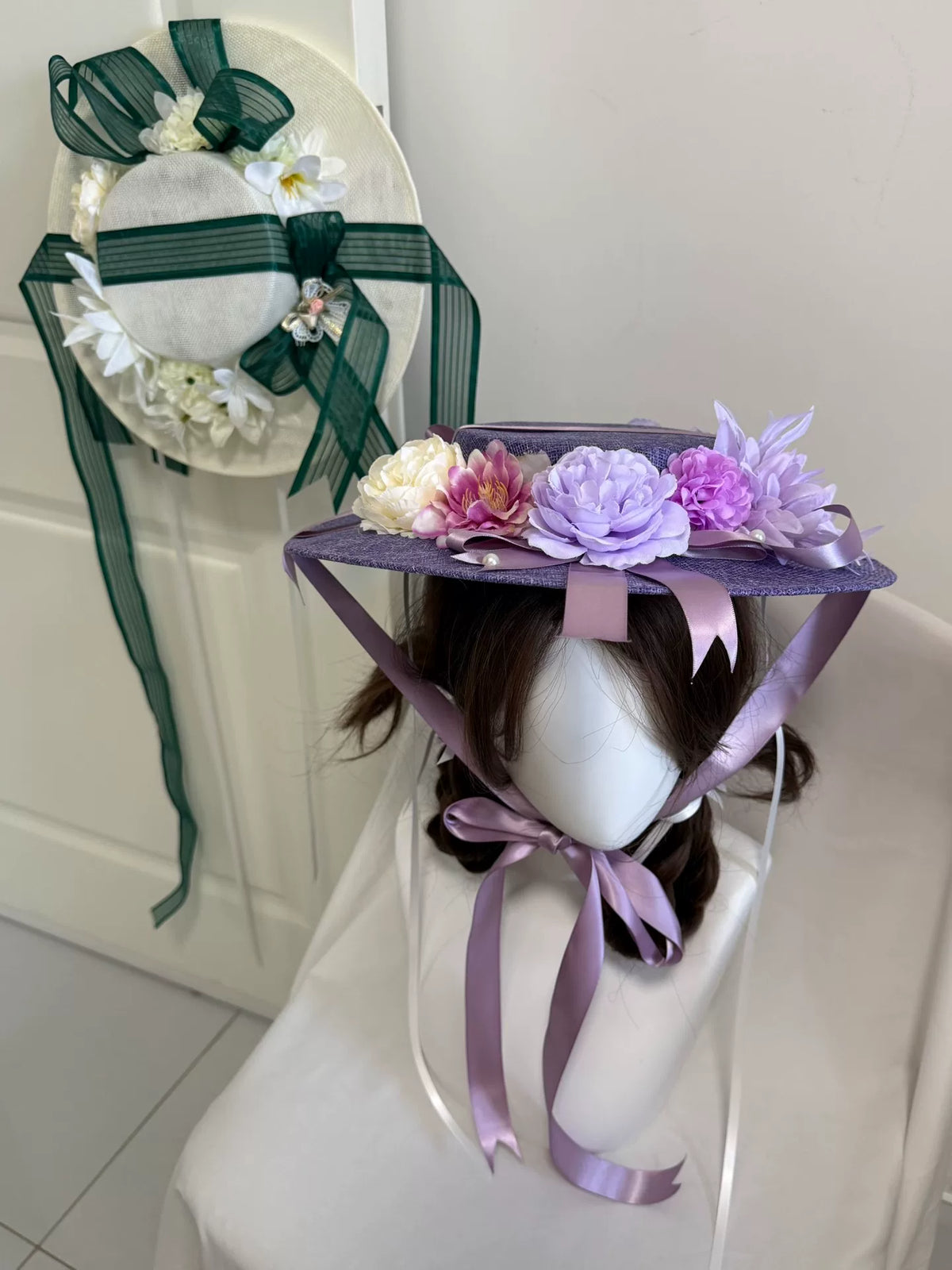 Handgakte violetpaarse platte strohoed met bloemen