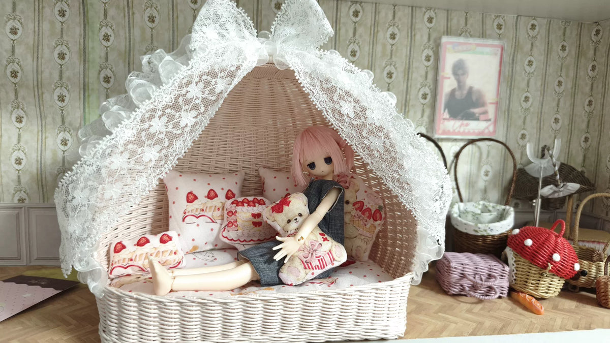 Miniatur-gewebte Rattan-Wiege mit Spitzenbaldachin