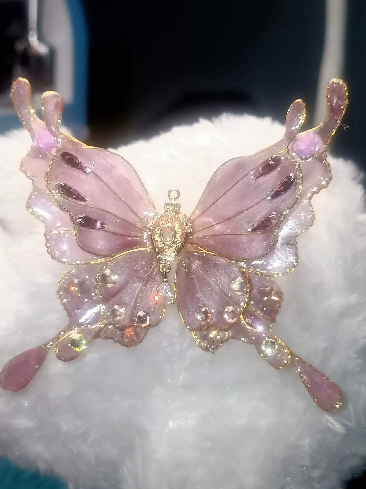 Collar, broche y pinza de mariposa en resina hecho a mano