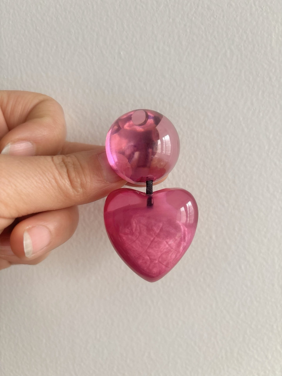 Örhäng med hjärta och pärla i rosa resin