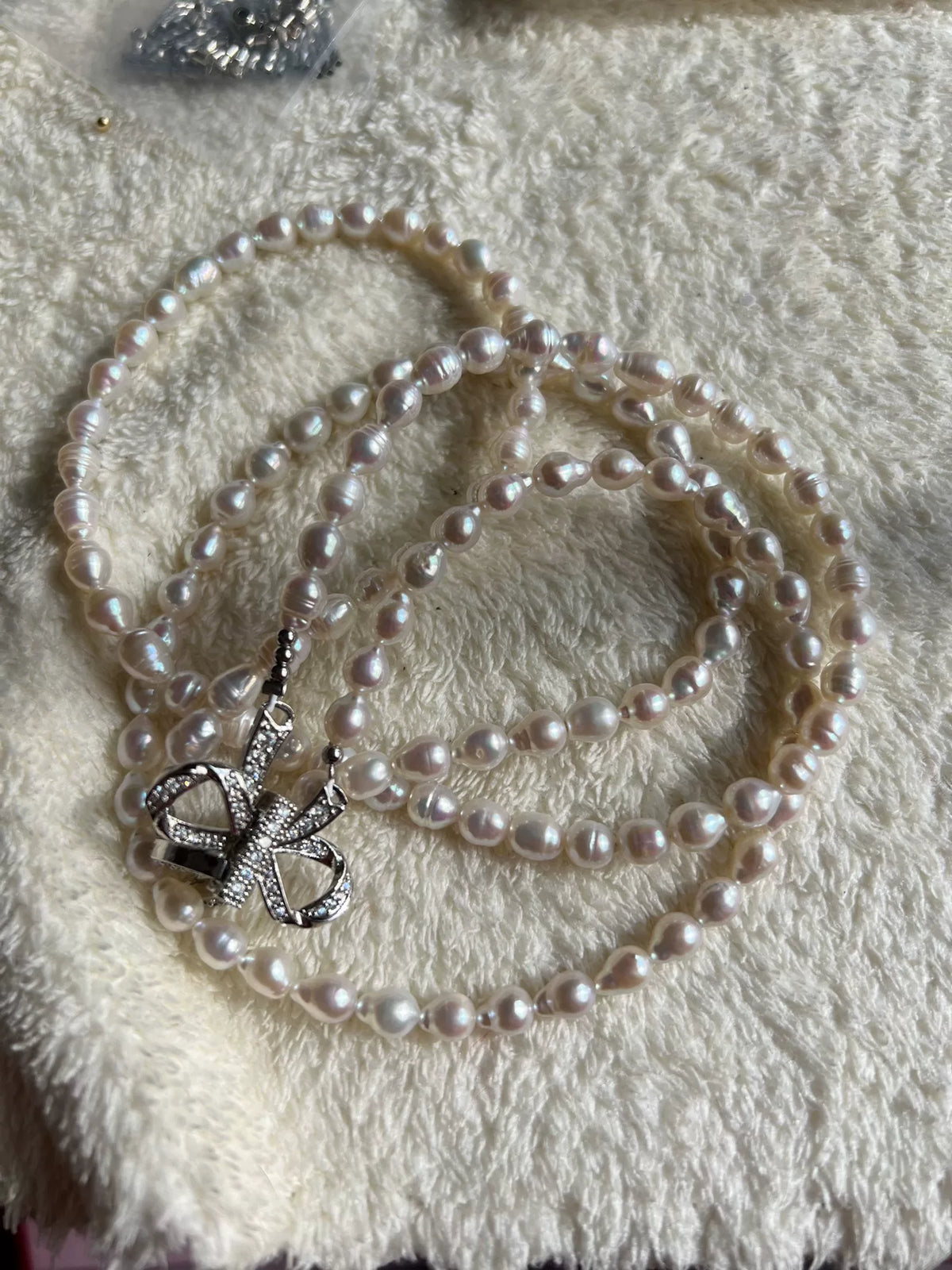 Collier à deux rangs de perles d'eau douce fermoir nœud