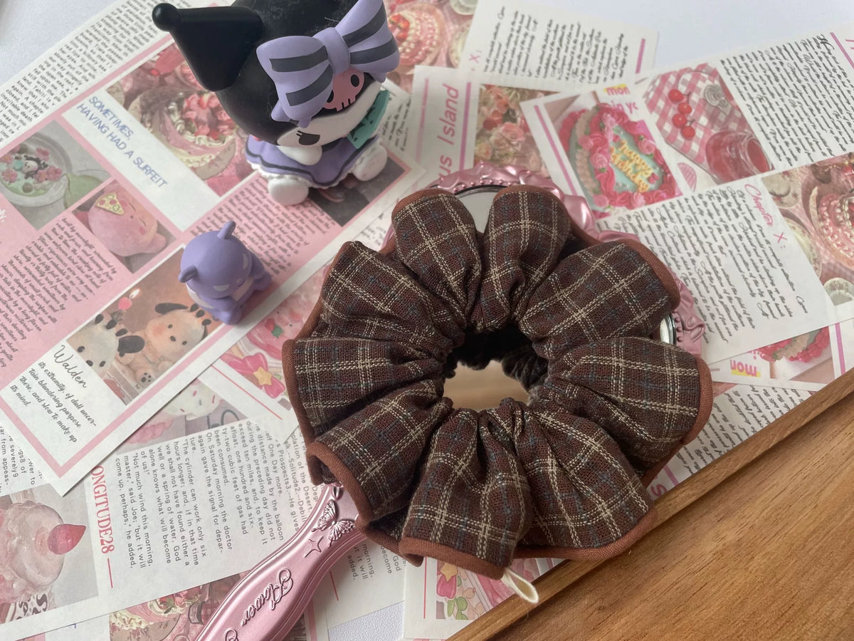 Scrunchie de Tecido Xadrez Castanho Feito à Mão