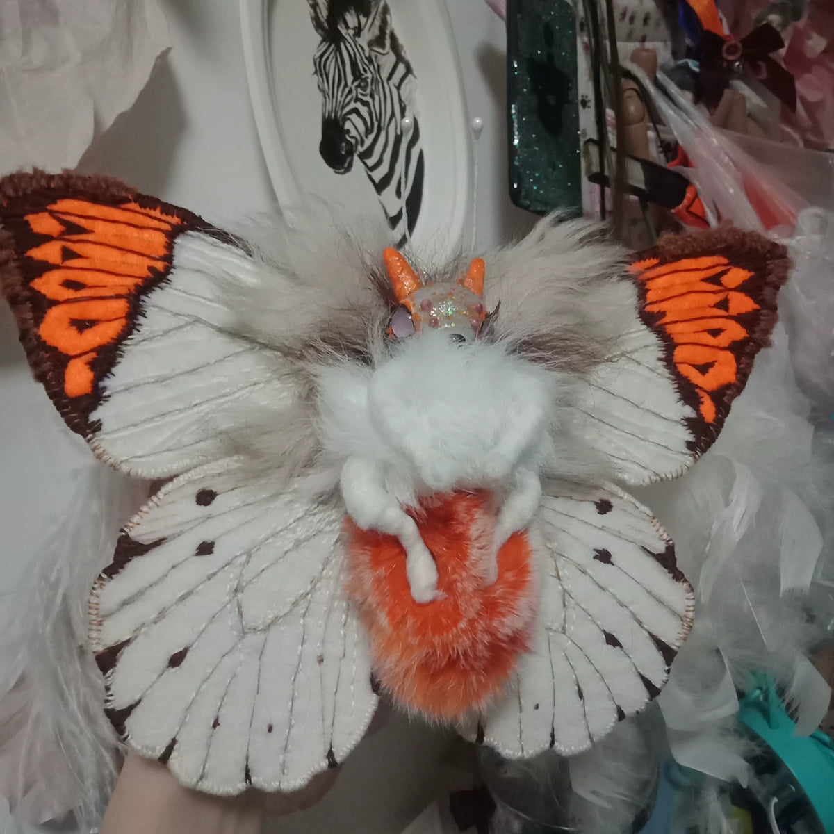 Poupée d'art papillon sphinx en peluche faite main
