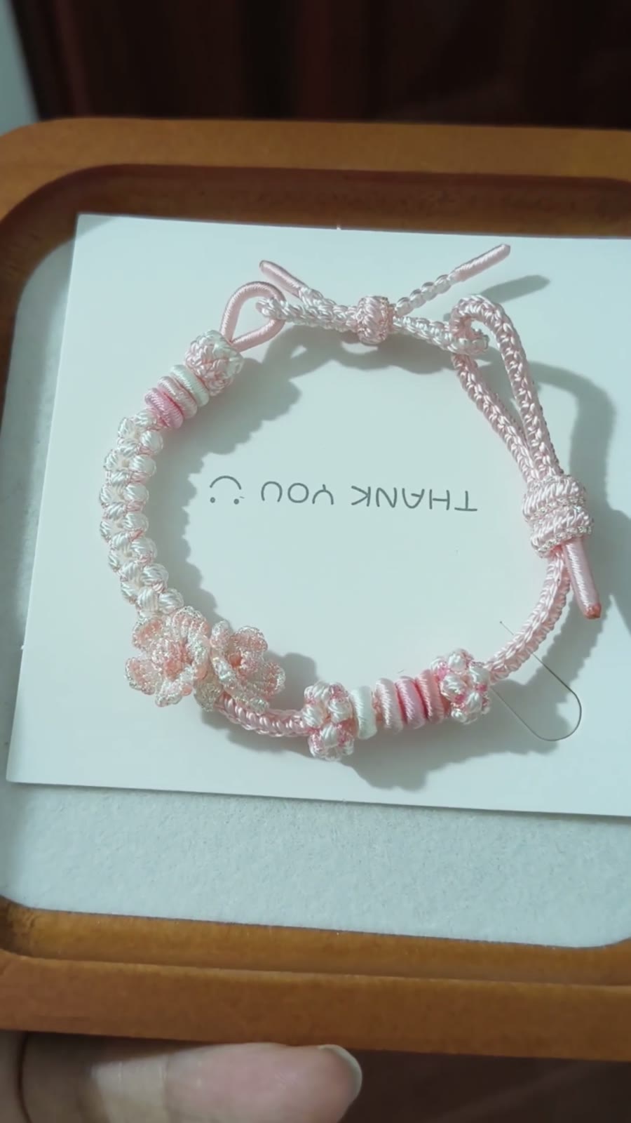 Handgenoopt bloemenarmband met roze-wit verloop