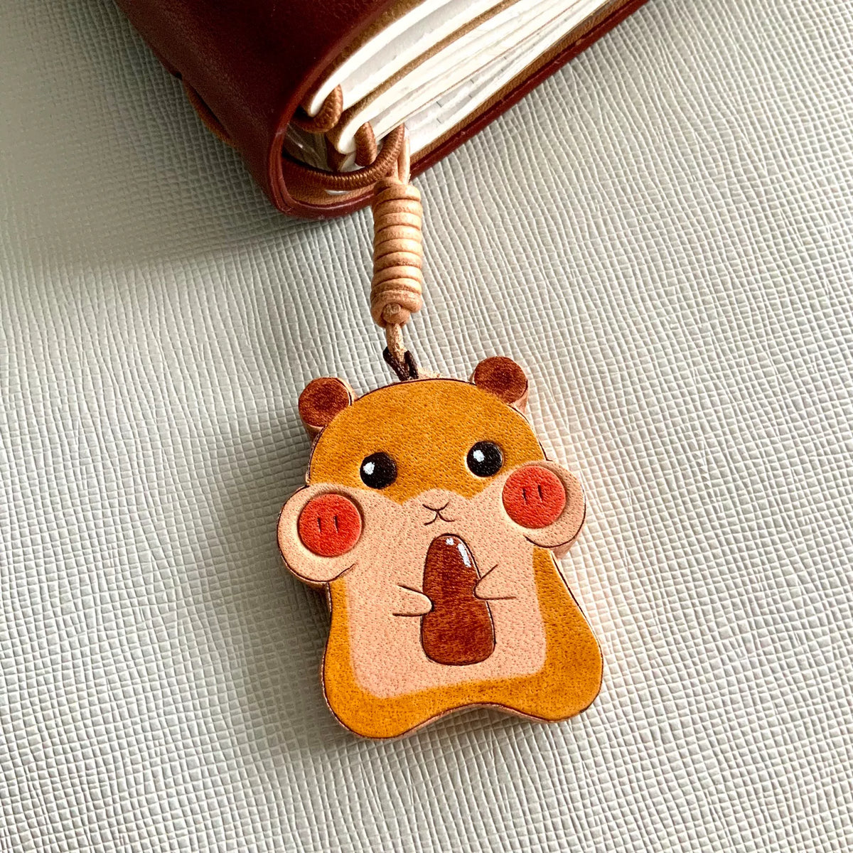Charm de Couro de Esquilo e Bolota Esculpido à Mão