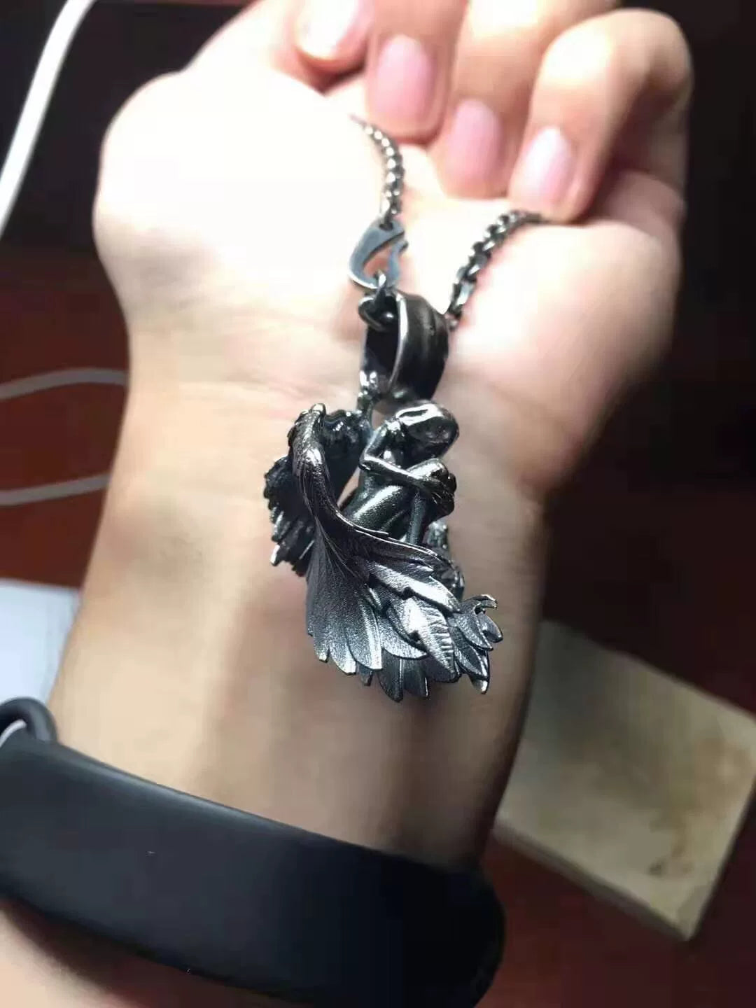 Oxiderat silver halsband med bevingad ängel