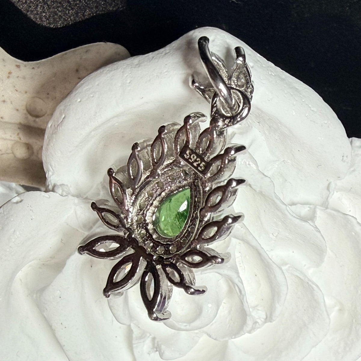 Pendentif poire en grenat tsavorite naturel et argent massif