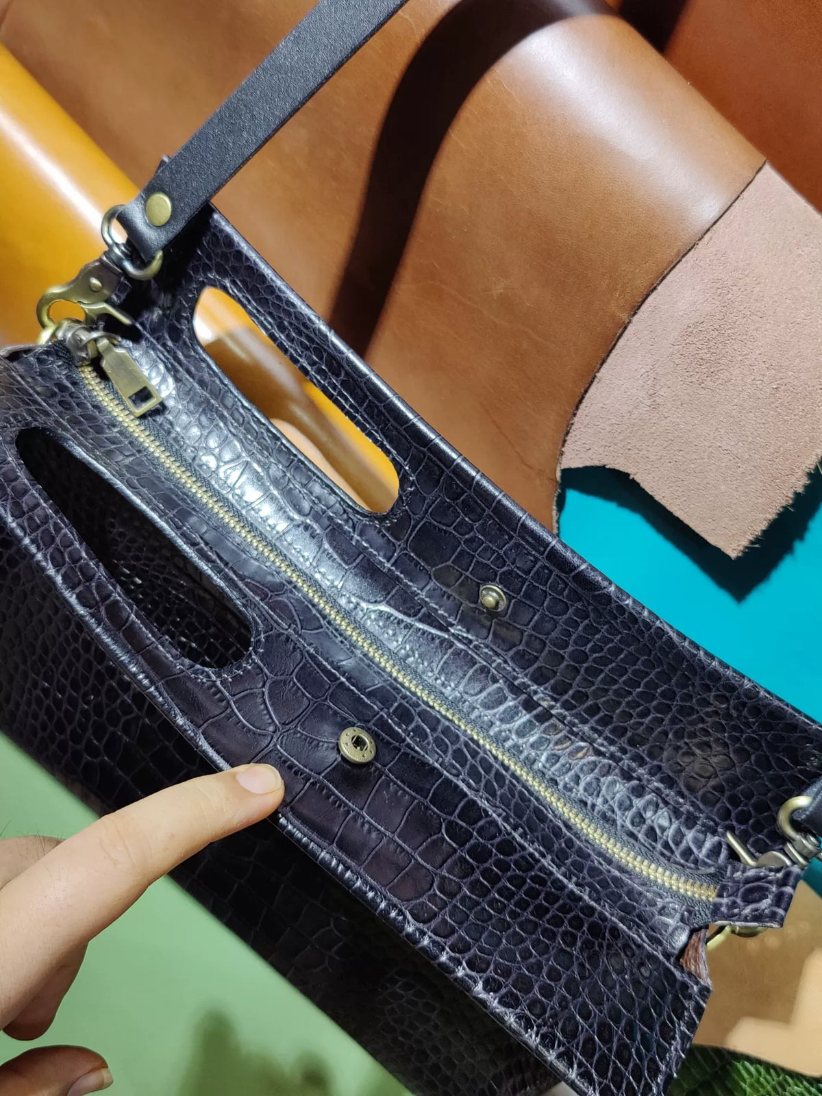 Borsa in pelle blu scuro goffrata effetto coccodrillo