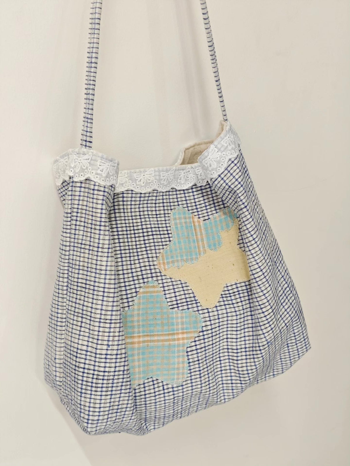 Borsa a spalla in vichy blu e bianco con stelle patchwork