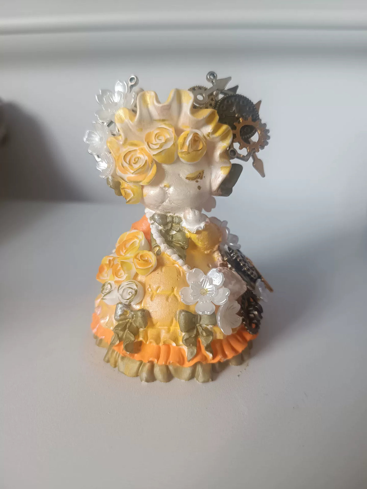 Figurita de yeso pequeña de coneja Sophie amarilla