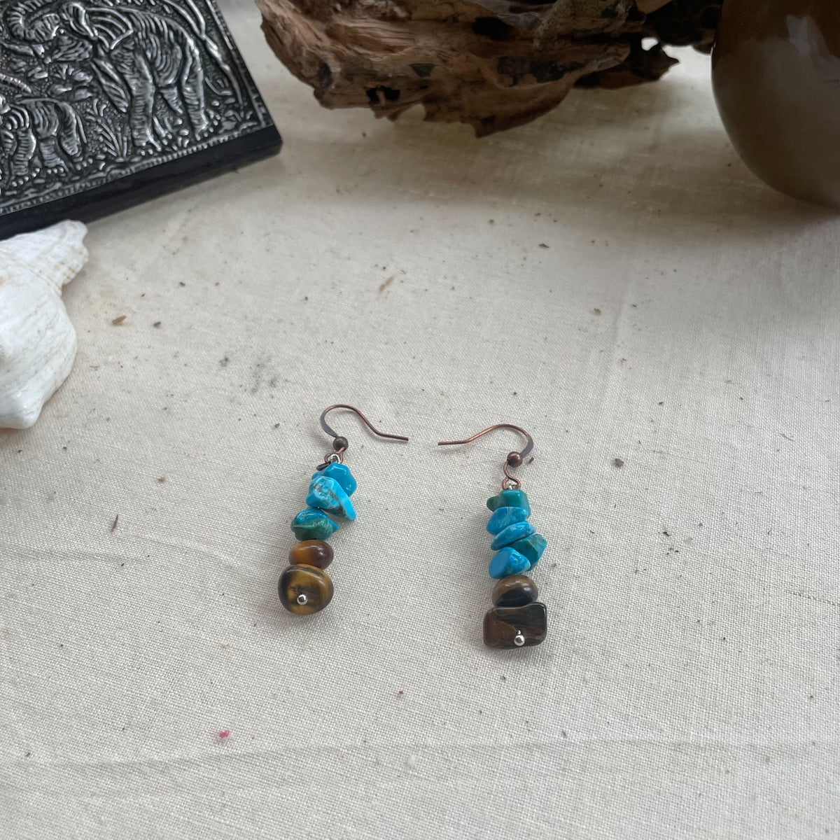 Boucles d'oreilles pendantes turquoise bleue et œil de chat