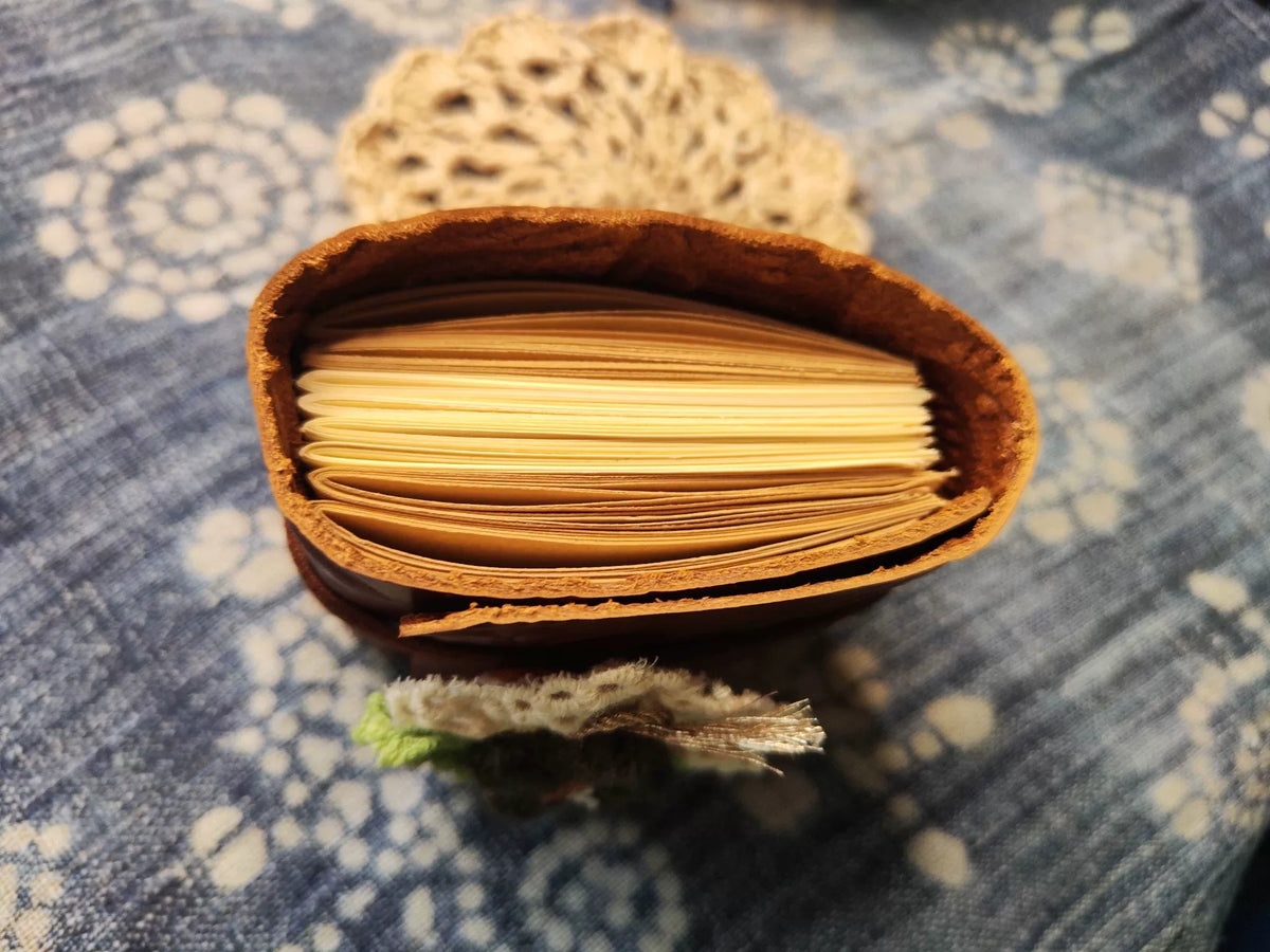Cuaderno en miniatura de piel hecho a mano