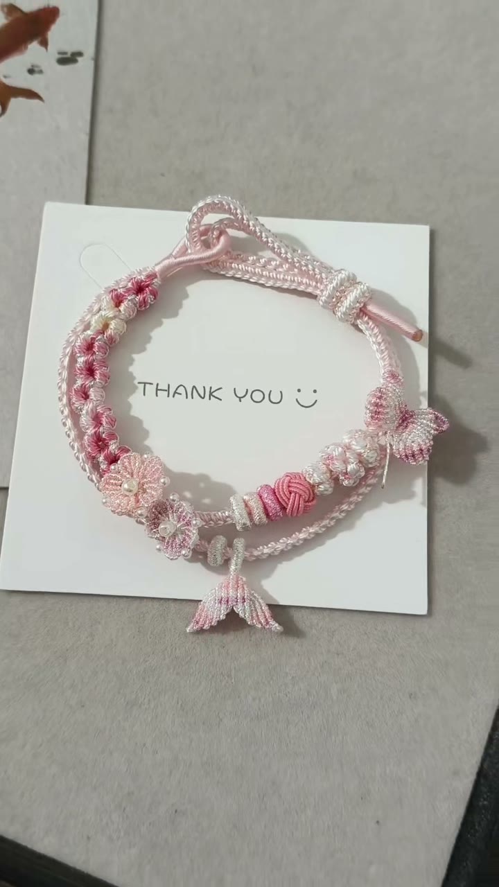 ハンドメイド ピンクグラデーション編みブレスレット フラワーチャーム付き