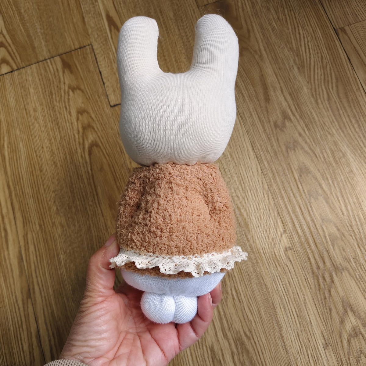Handgemaakte konijnenpop van sokkenstof 23 cm
