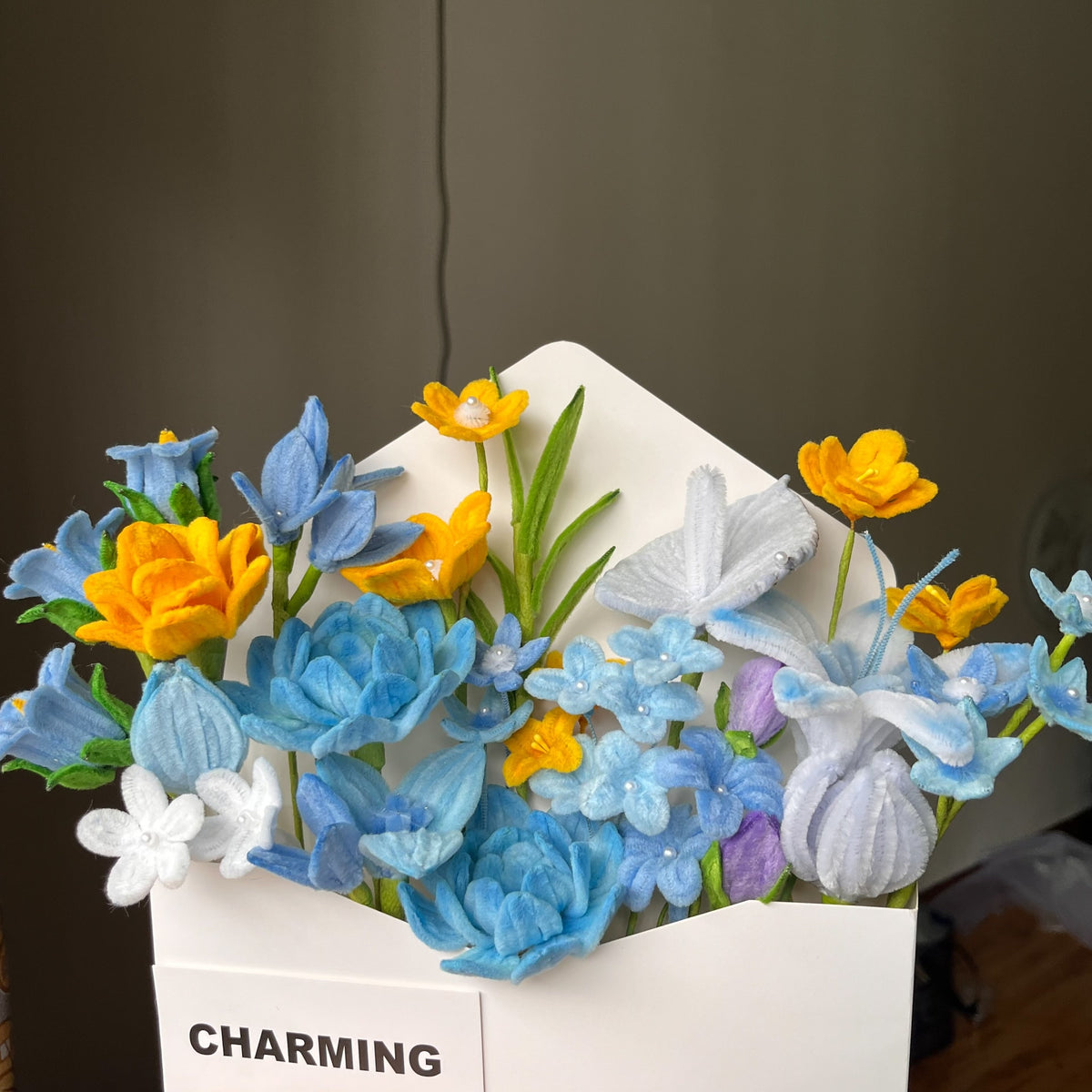 Ramo de Chenille Azul e Amarelo em Caixa Envelope