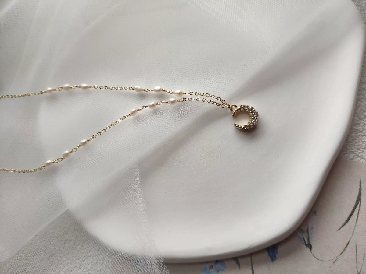 Collana Oro con Luna Crescente e Perle d'Acqua Dolce