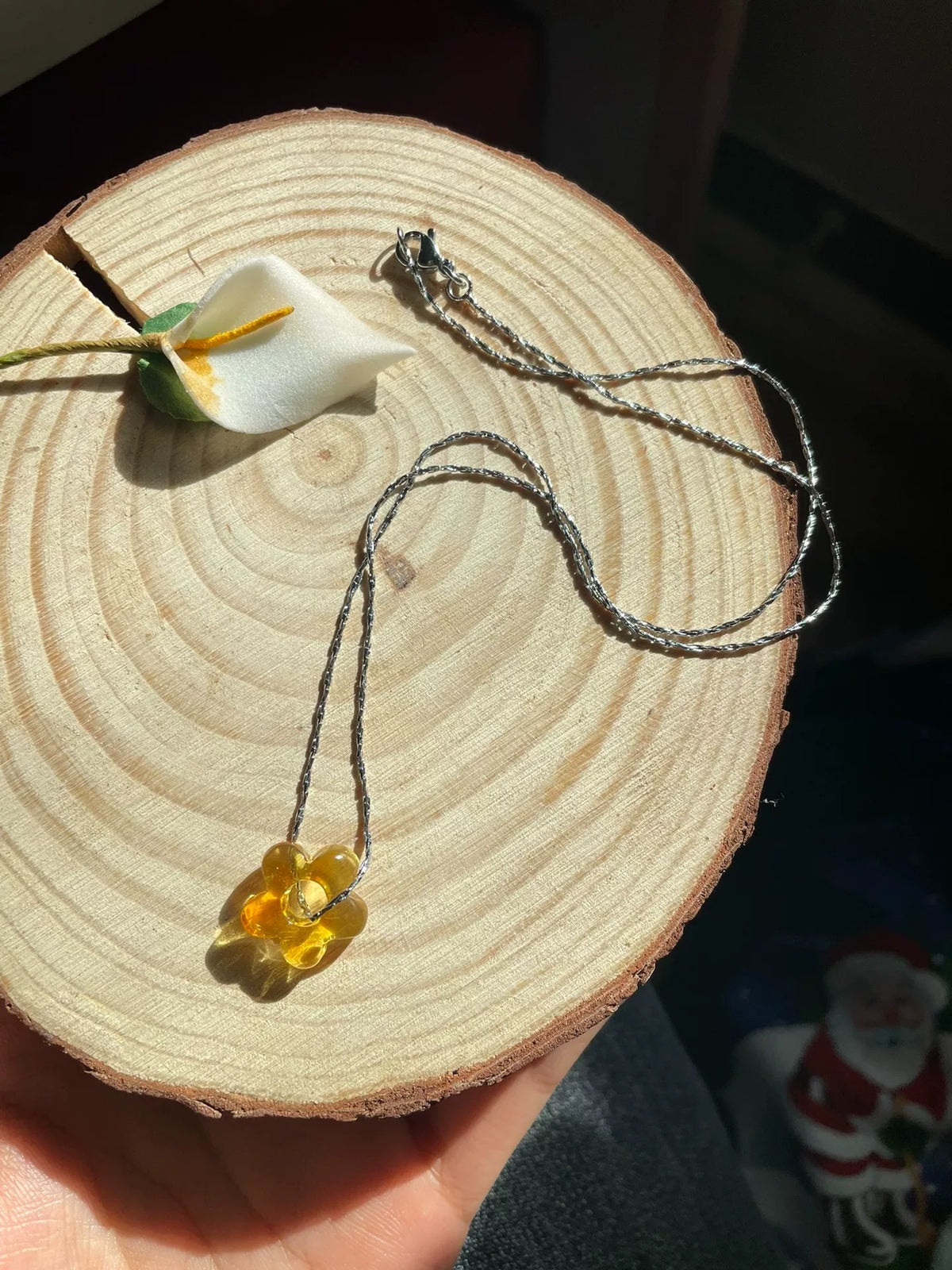Collar con colgante de flor de ámbar miel natural