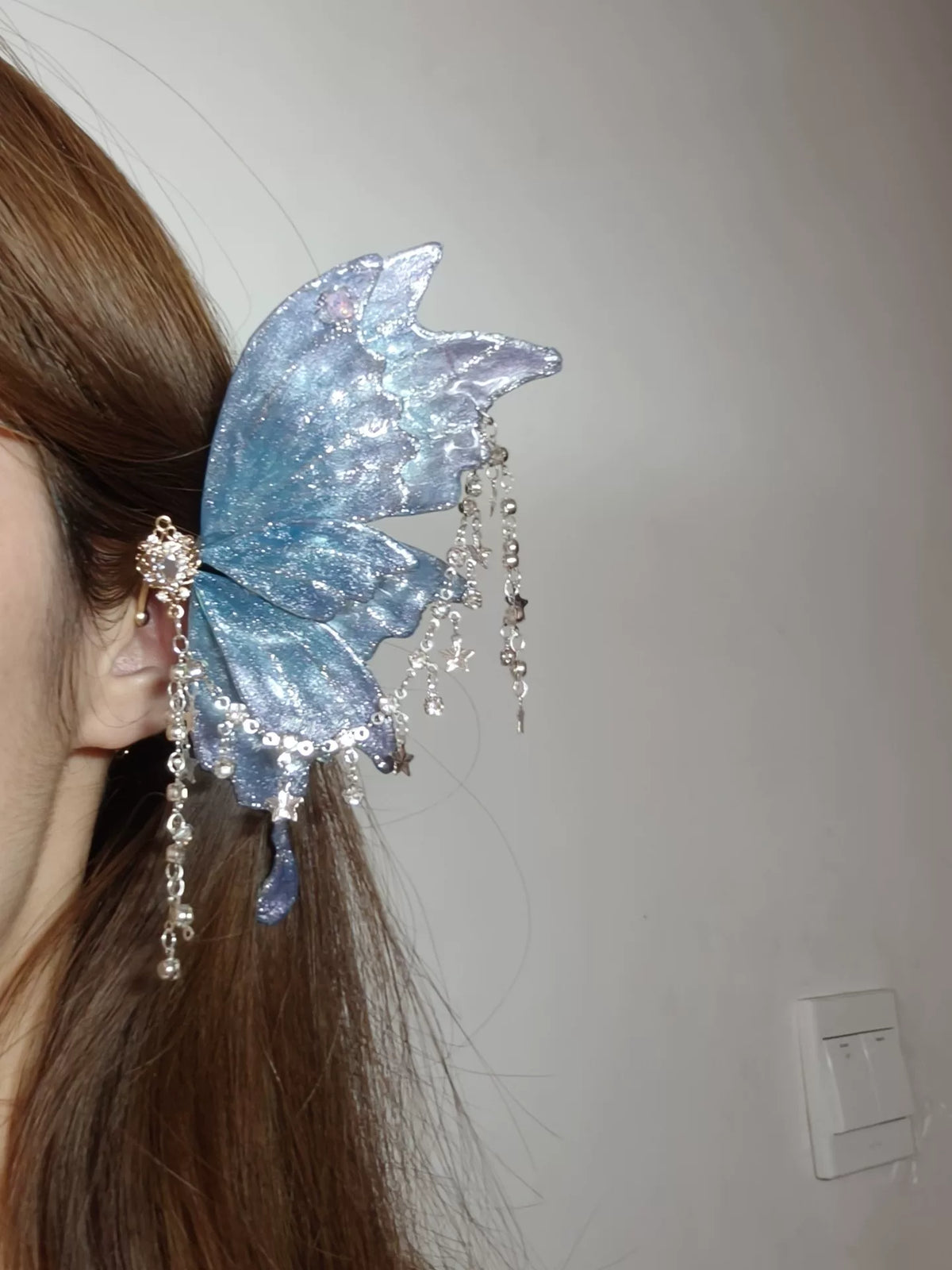 Pendiente de aro de mariposa azul y púrpura con flecos de estrellas