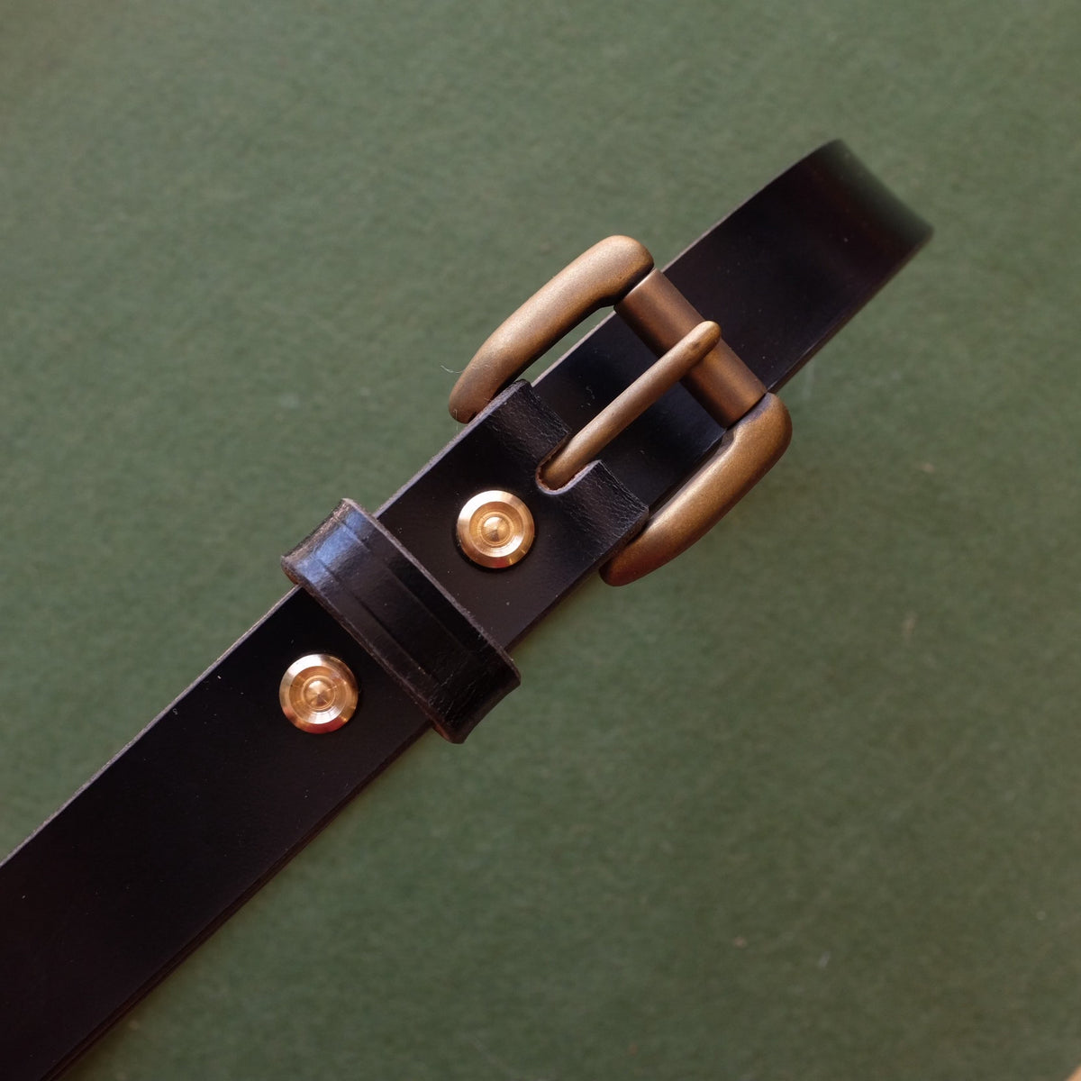 Ceinture en cuir noir artisanal avec boucle en cuivre