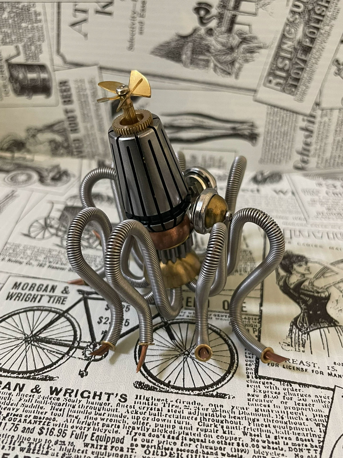 Steampunk Oktus-Metallskulptur mit Chromfeder-Tentakeln