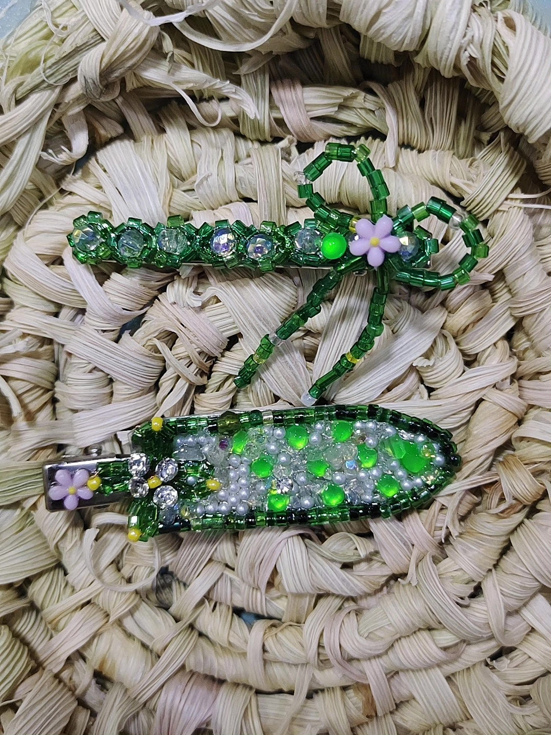 Handgjort set med pärlade hårspännen i gröna blommor