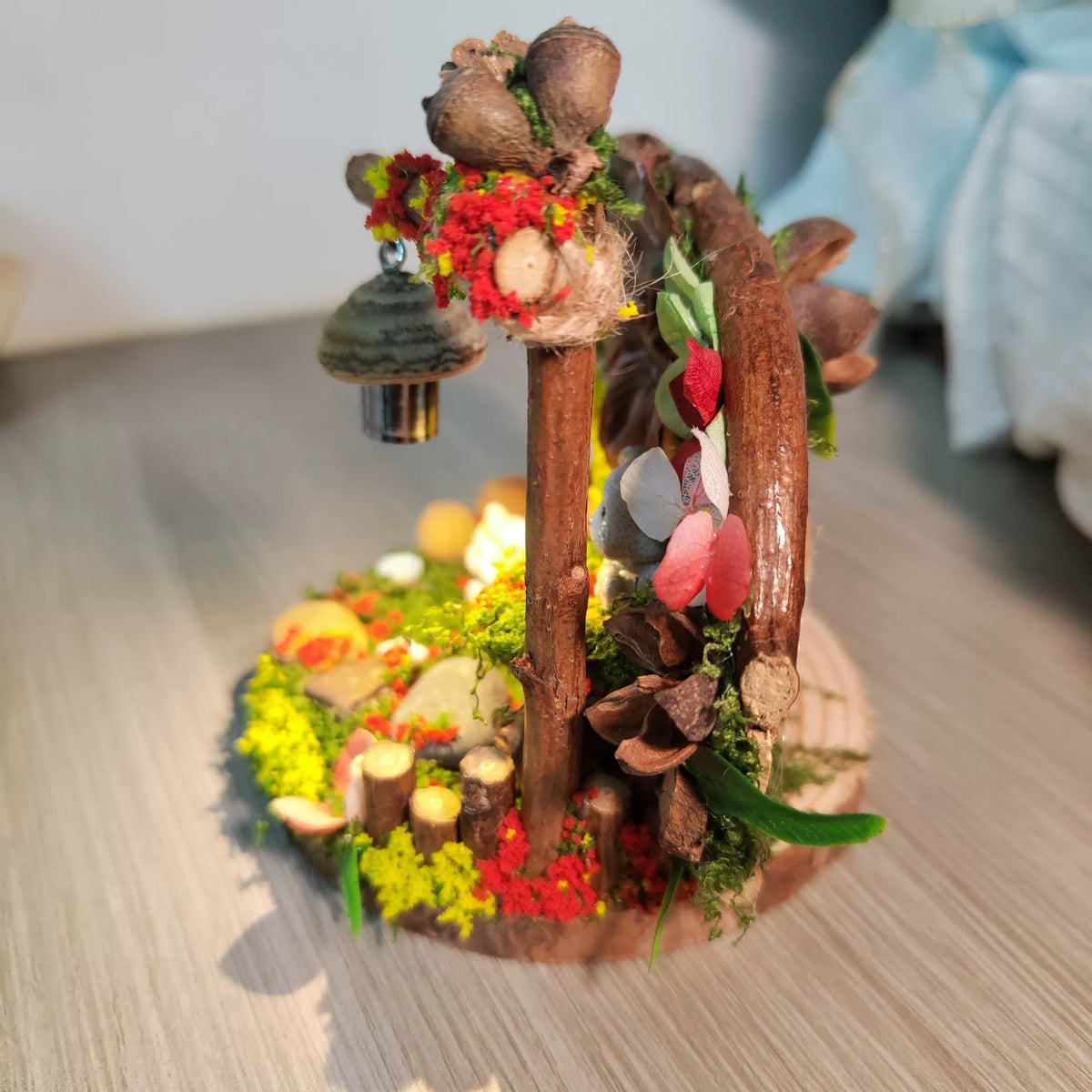 Beleuchtetes Märchengarten-Ornament aus einer Samenkapsel