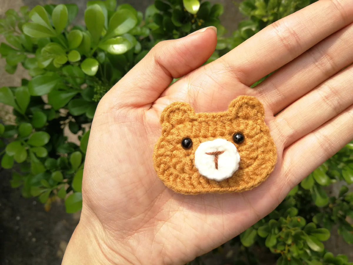 Pin para el pelo con cara de oso tejido a mano