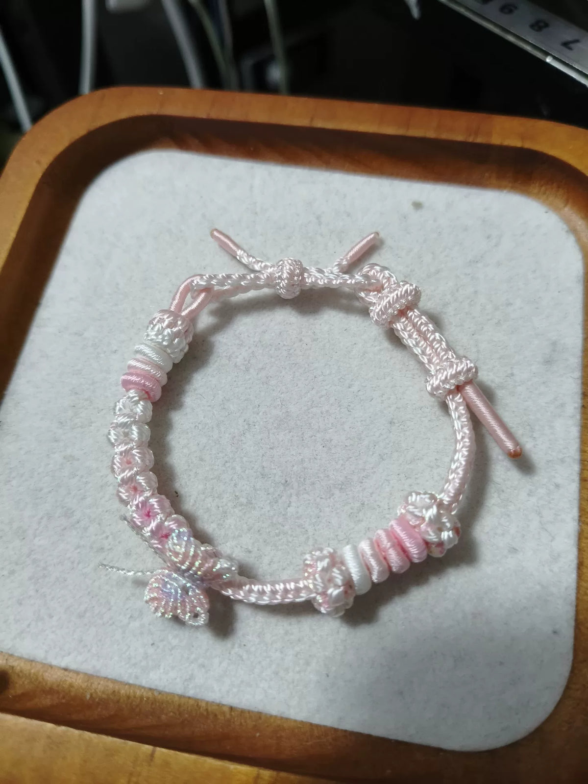 Pulseira Trançada à Mão Rosa e Branco com Pingente de Borboleta