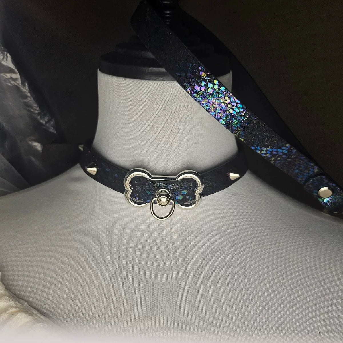 Choker de Couro com Estampa de Cobra e Fivela Horsebit