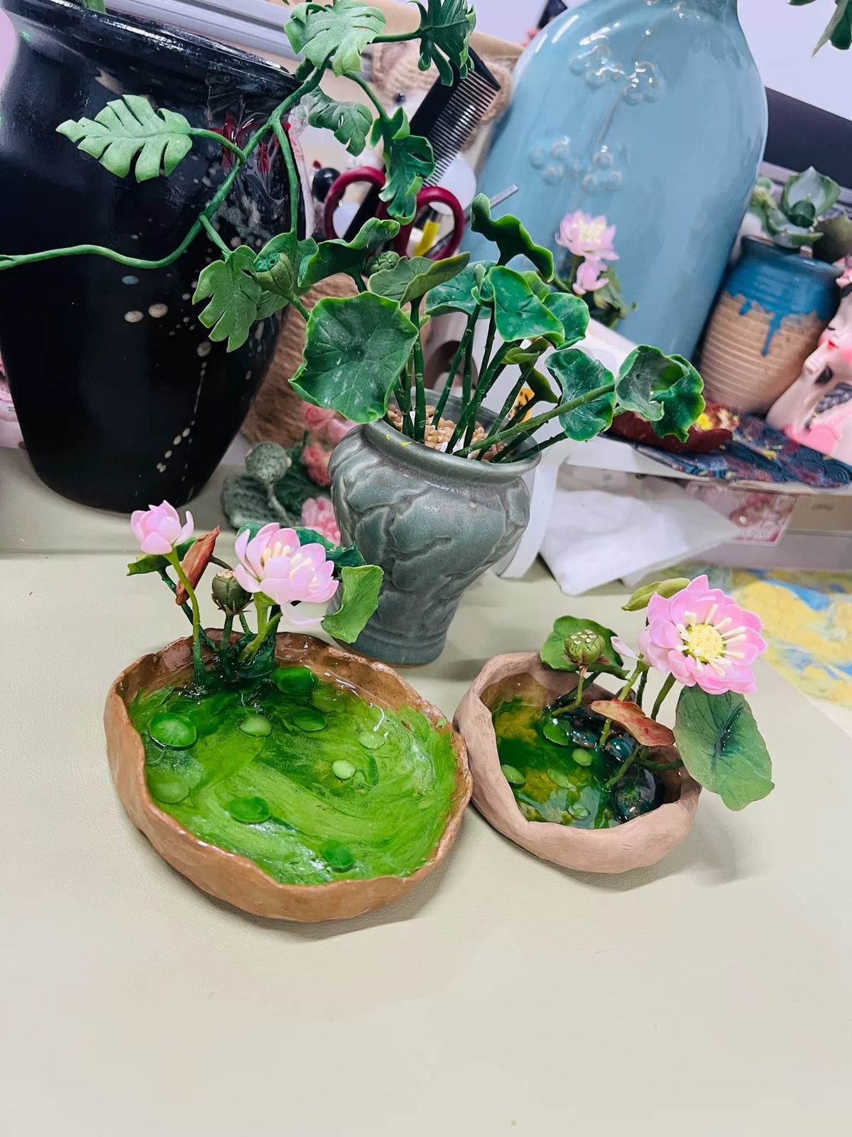 Handgefertigte Lotusteich-Miniatur aus Harzton