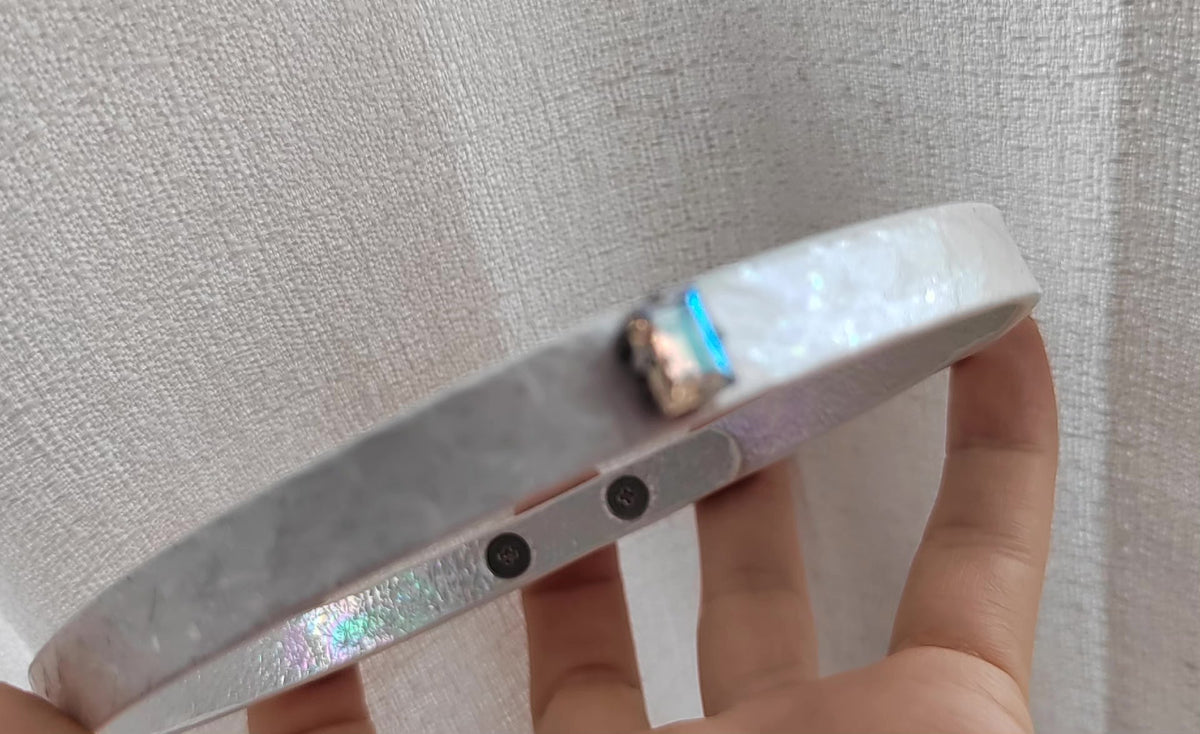 Choker effetto pelle di serpente madreperlato con pietra trasparente