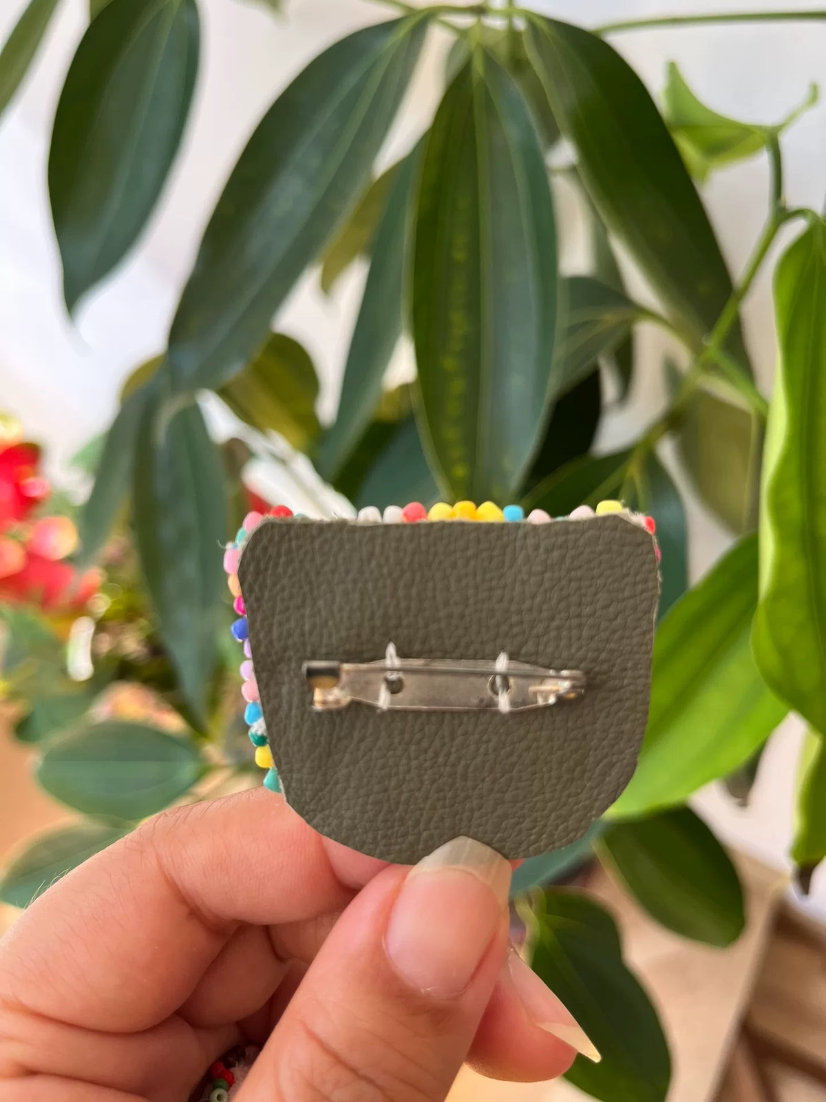 ハンドメイド ビーズ刺繍 猫型レザーブローチ