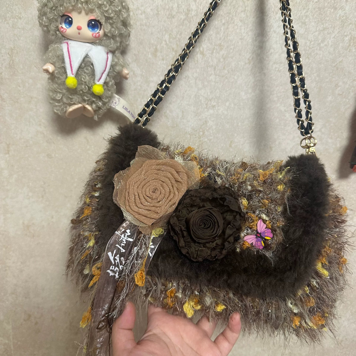 Sac à main tissé avec appliqué floral