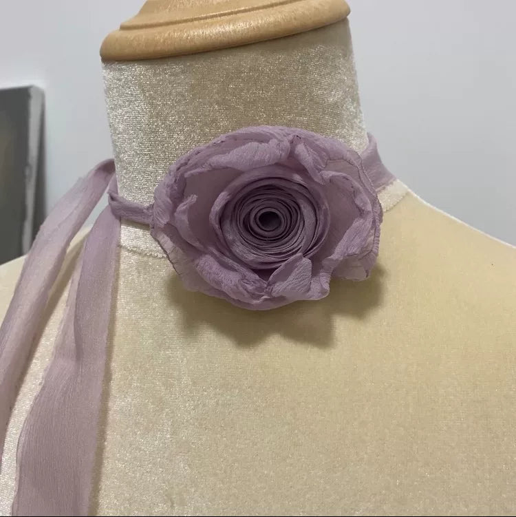 Collier choker en rose en tissu violet fait main